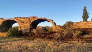 Tarihi Aspendos Su Kemerleri yakınında çıkan yangın korkuttu