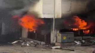 Tarihi çarşıdaki yangında çevre işyerleri tahliye edildi