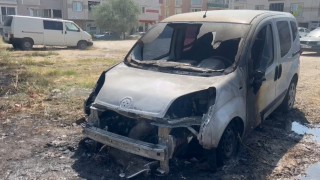 Tarlada başlayan yangın, 2 aracı küle çevirdi