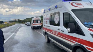 Tarlaya uçan otomobildeki 3 kişi yaralandı