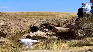 Tarlayı kazarak buldukları lahdi bırakıp kaçtılar