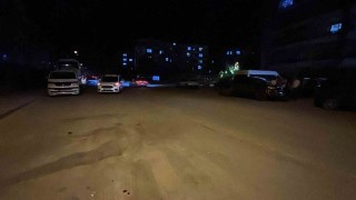 Tartışıp kovaladığı kişiyi bıçaklayıp kaçtı