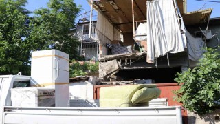Taşıma işlemi yapılan evin balkonu çöktü: 3 yaralı