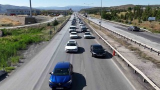 Tatilcilerin bayram yolcuğu sürüyor: 43 ilin geçiş güzergahında yoğun trafik