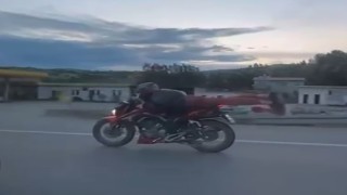 Tehlikeli akım, motosikleti yüzüstü yatarak sürdü