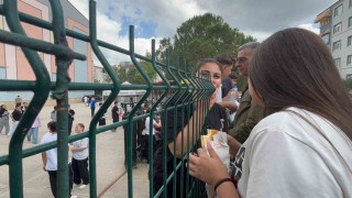 Tel örgü ardında sınav molası: Velilerden çocuklarına moral desteği