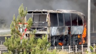 TEMde yolcu otobüsü alev alev yandı: Yol trafiğe kapandı