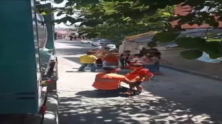 Temizlik personellnin hareketi yürekleri ısıttı