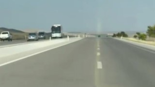 Ters şeritten giden kamyonet yürekleri ağza getirdi