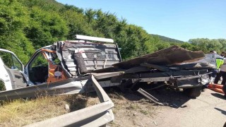 Tır, emniyet şeridindeki yol bakım aracına çarptı: 2 yaralı