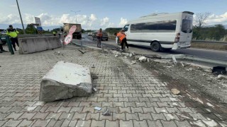 Tır, karayolları binasını teğet geçti: 1 tonluk beton blokları parçaladı