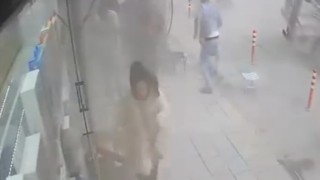 Tır lastiği patladı, vatandaşlar korku dolu anlar yaşadı