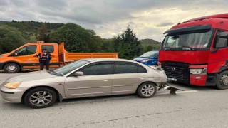 Tır otomobile arkadan çarptı, 2i çocuk 3 kişi yaralandı