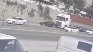 Tır sürücüsü otomobili göz göre göre sürükledi