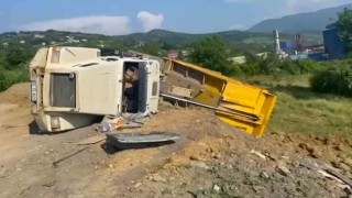 Toprak boşaltan kamyon devrildi: 1 yaralı