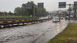 Trabzon şehir merkezi yağmura teslim oldu