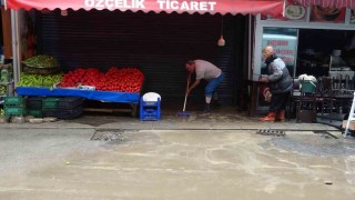 Trabzonda sular çekilmeye, esnaf da temizliğe başladı