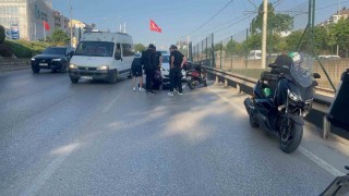 Trafik durunca, aradan ilerleyen motosikletler birbirine girdi