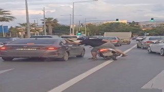 Trafikte tartışma büyüdü: Motosikletli sürücü otomobile vurdu