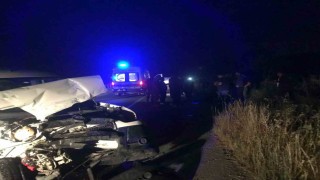 Traktör ile hafif ticari araç çarpıştı: 4 yaralı