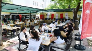 Tunceli Valisi Aygölden memleketine gidemeyen üniversitelilere bayram jesti