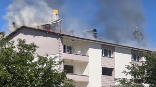 Tuncelide bina çatısında çıkan yangın söndürüldü