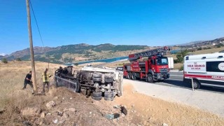 Tuncelide kamyon devrildi, sürücü araçtan fırladı