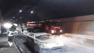 Tünel içinde alevlere teslim olan otomobil kullanılamaz hale geldi