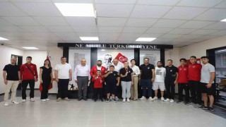 Turgutlulu şampiyon güreşçilerden Başkan Akına ziyaret