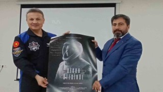 Türkiyenin ilk astronotu Alper Gezeravcı, Anamurda öğrencilerle buluştu