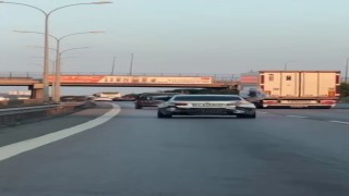 Tuzlada ilginç görüntü: Otomobilin tamponunu arka koltukta taşıdı