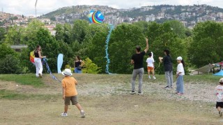 Uçurtmalar babalar için havalandı