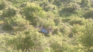 Uçurumdan aşağı düşen patpatta 3 kişi yaralandı