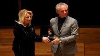 Uluslararası İzmir Festivali açılışında Ege Üniversitesine plaket