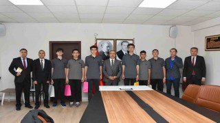Uluslararası Robot Yarışmasında derece alan öğrencilerden İl Milli Eğitim Müdürü Aydına ziyaret