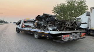 Uşakta otomobil park halindeki kamyona çarptı:1 ölü