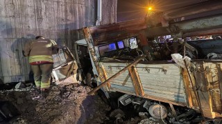 Üst geçit duvarına çarpan kamyondaki 2 kişi yaralandı