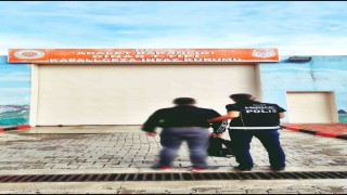 Uyuşturucu ticareti suçundan aranan şahsı polis yakaladı