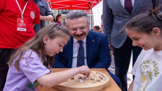 Vali Aksoy, Geleneksel Oyunlar Tırını ziyaret etti