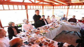 Vali Aydoğdu, Hünerli Eller Kadın Kooperatifi Kahvaltı Salonunda basın mensuplarıyla buluştu