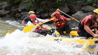 Vali Mustafa Çiftçi bu defa coşkun sularda rafting yaptı