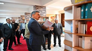 Vali Mustafa Çiftçi, kütüphanede kitapları bizzat kendisi raflara dizdi