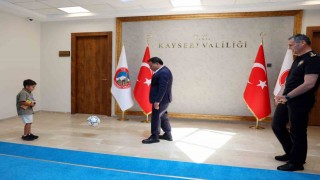 Vali ve emniyet müdürü şehit çocuğuyla futbol oynadı