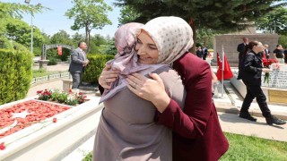 Vali Yiğitbaşı ve protokolden şehitlikleri bayram ziyareti