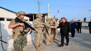 Validen görev başındaki personele bayram ziyareti