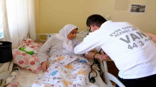 Vanda bayram öncesi huzurevi sakinlerine sağlık hizmeti