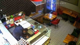 Vanda börekçide hırsızlık kameraya yansıdı