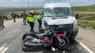 Vanda motosiklet ile minibüs çarpıştı: 2 ölü