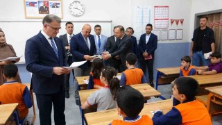 Vanda öğrencilerin karne heyecanı