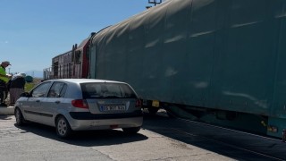 Vanda tren hemzemin geçitte otomobile çarptı: 1 hafif yaralı